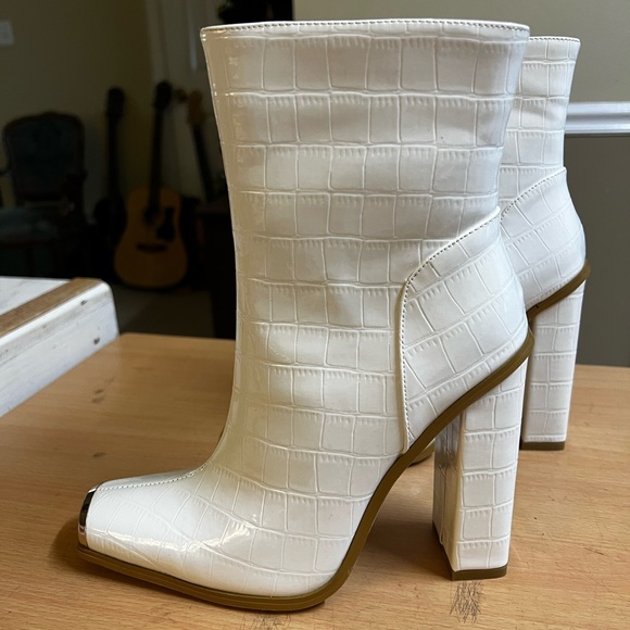 Pretty Little Things White Patent Ankle Boot 7 - Picture 2 of 12
